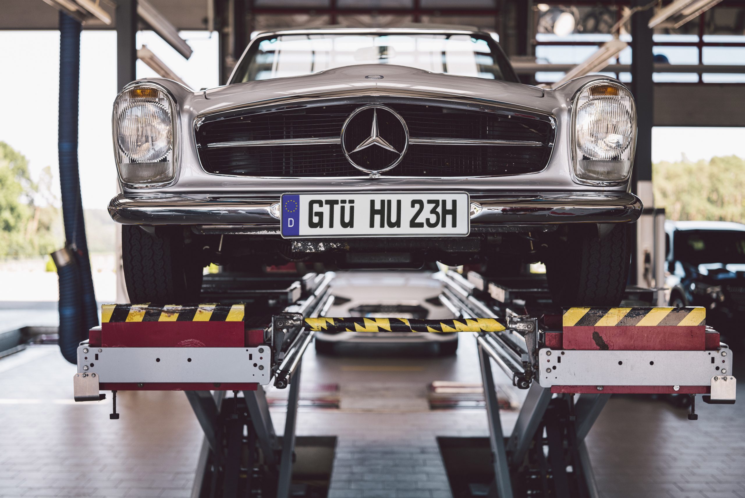 Mercedes-Benz 230 SL Cabrio auf einer Hebebühne