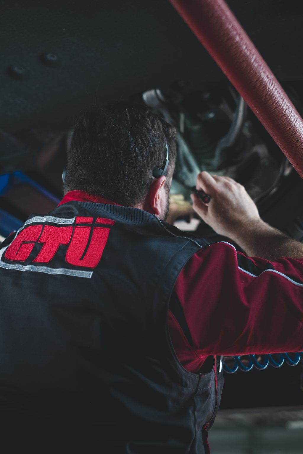 GTÜ-Prüfingenieur bei der Fahrzeuguntersuchung